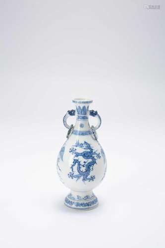 A CHINESE BLUE AND WHITE ‘DRAGON AND PHOENIX’ VASEQING DYNAS...