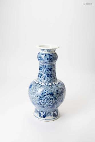 A LARGE CHINESE BLUE AND WHITE GARLIC-NECK BOTTLE VASELATE Q...