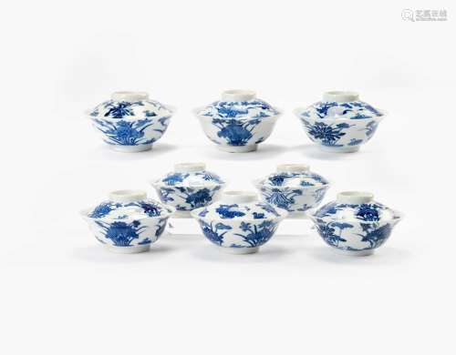 EIGHT CHINESE BLUE AND WHITE \'LOTUS\' BOWLS AND COVERSLATE ...