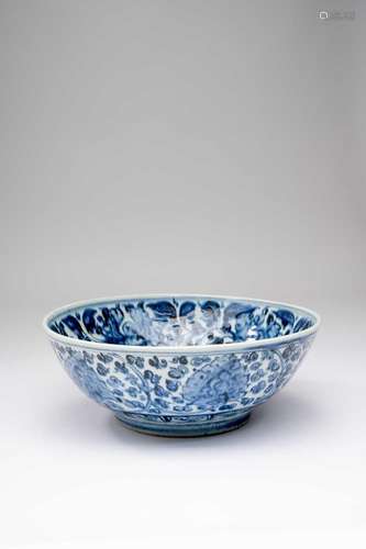 A CHINESE BLUE AND WHITE \'LOTUS\' BOWLMID MING DYNASTYThe i...