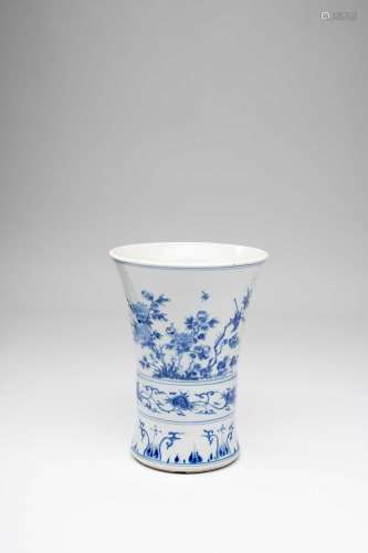 A CHINESE BLUE AND WHITE BEAKER VASE, GUTRANSITIONAL PERIOD ...