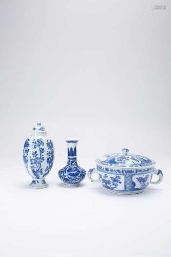 THREE CHINESE BLUE AND WHITE ITEMSKANGXI 1662-1722One a ribb...