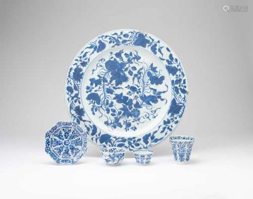 FIVE CHINESE BLUE AND WHITE ITEMSKANGXI 1662-1722Comprising:...