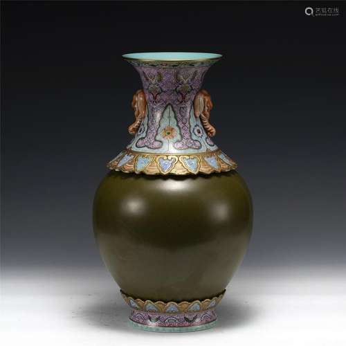 QING QIANLONG TURNING HEART VASE