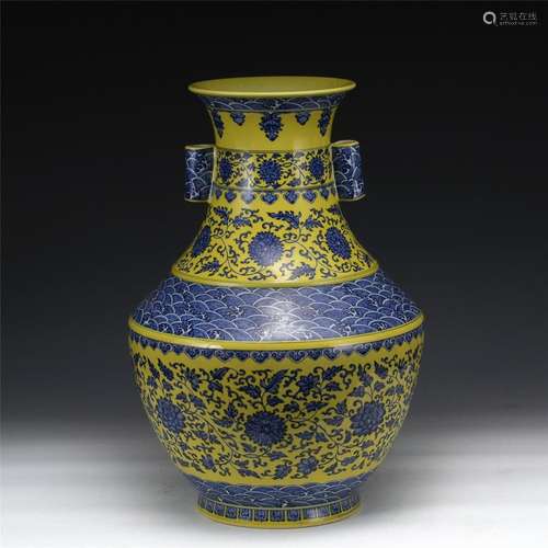 QING QIANLONG BLUE & WHITE YELLOW GLAZED AMPHORA VASE