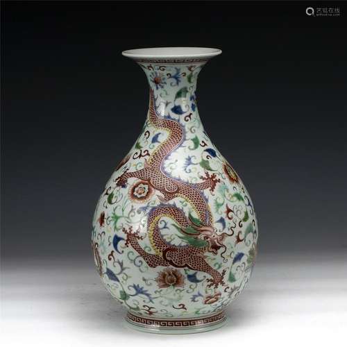 QING KANGXI WUCAI PEAR VASE