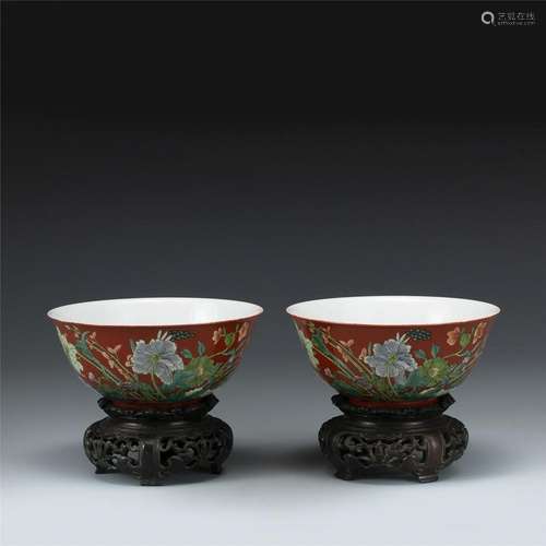 PAIR OF QING QIANLONG FAMILLE ROSE BOWLS ON STAND