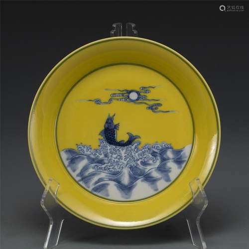 QING YONGZHENG BLUE & WHITE YELLOW CARP GLAZED DISH