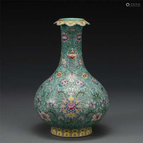 QING QIANLONG FAMILLE ROSE VASE