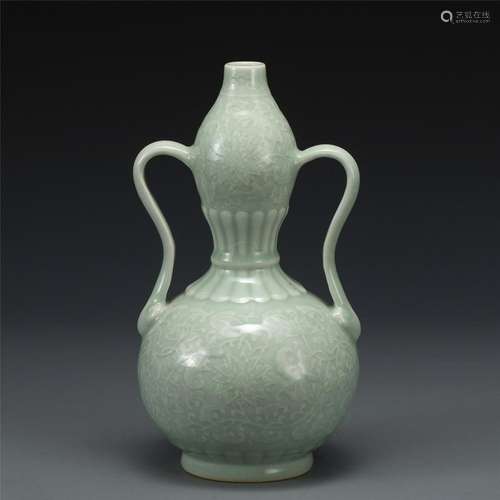 QING QIANLONG BEAN GREEN GLAZED AMPHORA VASE