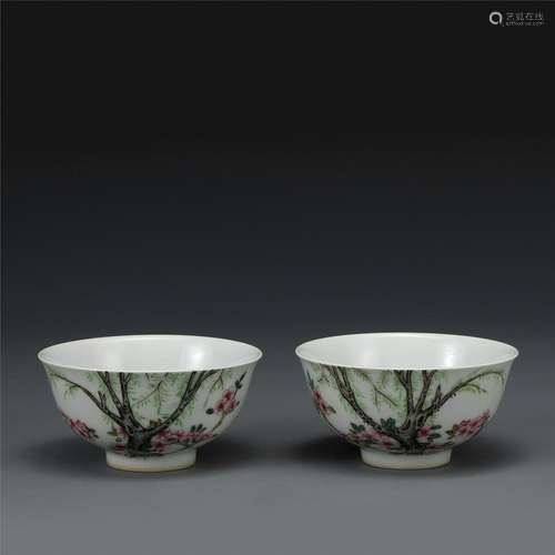 PAIR OF QING QIANLONG FAMILLE ROSE BOWLS