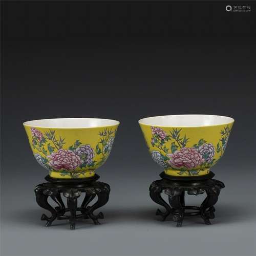 PAIR OF QING KANGXI FAMILLE ROSE BOWLS