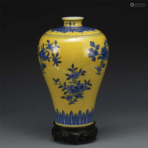 QING QIANLONG BLUE & WHITE YELLOW GLAZE VASE