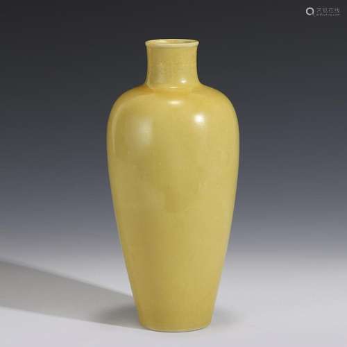 KANGXI FAMILLE JAUNE MONOCHROME VASE