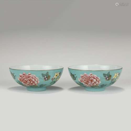 A PAIR OF QIANLONG FAMILLE ROSE BOWLS