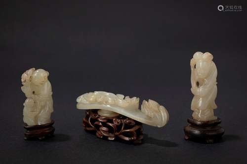 Two jade figures and a buckle. China, 19th c.