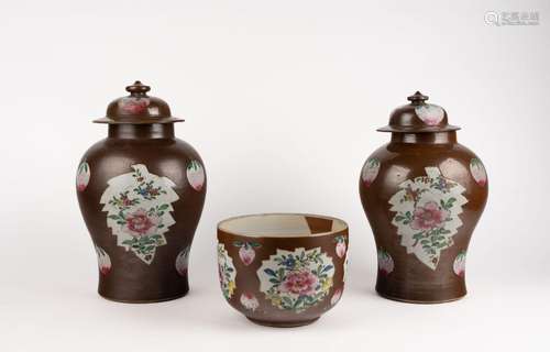 Two vases with cover "Cafè au lait" and a bowl. Ch...