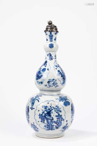 A blue and white double gourd vase. China, Kangxi Period (16...