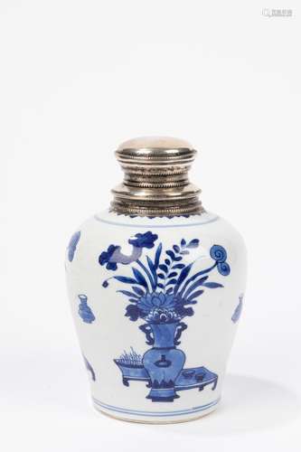 A blue and white small vase. China, Kangxi Period (1661-1722...