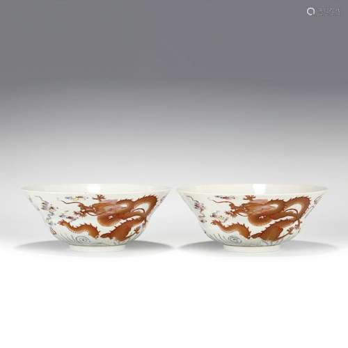 A PAIR OF QING FAMILLE ROSE FOLDED WAIST BOWLS