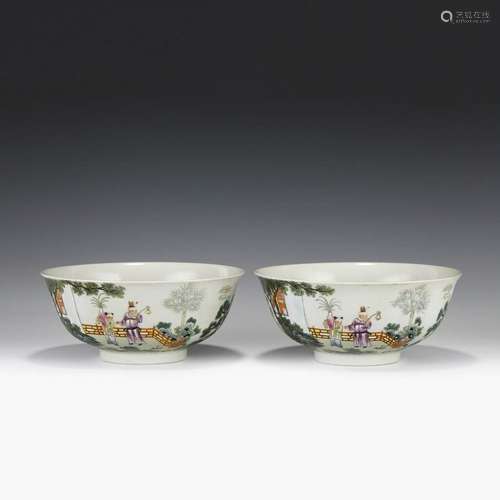 A PAIR OF QIANLONG FAMILLE ROSE BOWLS