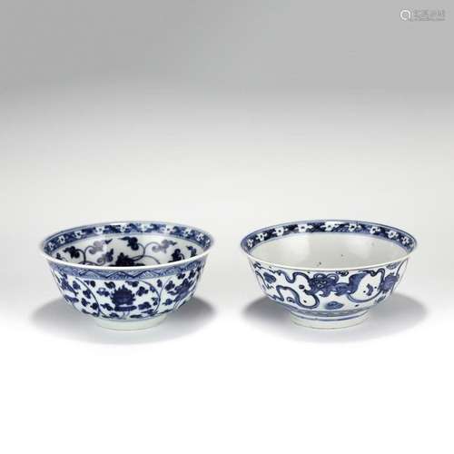 A PAIR OF MING BLUE & WHITE BOWLS