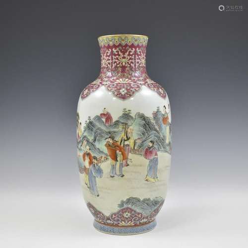 EIGHT IMMORTAL FAMILLE ROSE PORCELAIN VASE