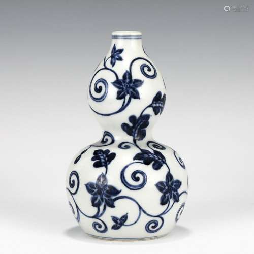 MING BLUE & WHITE GOURD BOTTLE