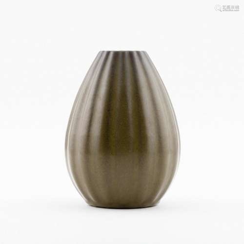 YONGZHENG TEA DUST GLAZED LOBED BODY VASE