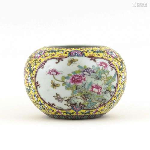 QING FAMILLE JAUNE OPEN FACE PORCELAIN BRUSH WASHER