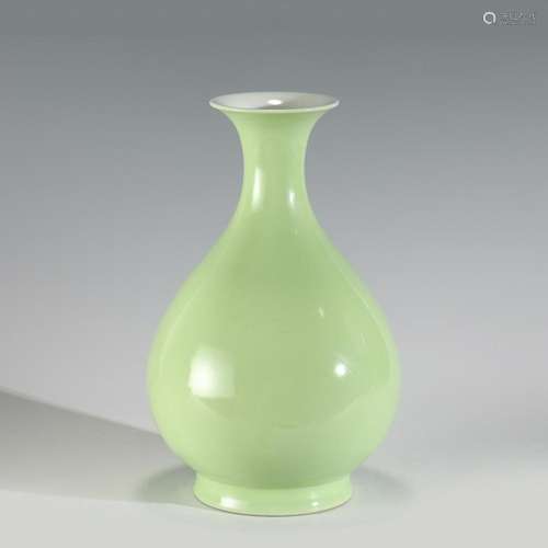 QING YONGZHENG APPLE GREEN JADE POT SPRING VASE