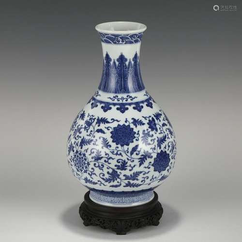 QIANLONG BLUE & WHITE FLORI PORCELAIN YUHU BOTTLE VASE O...