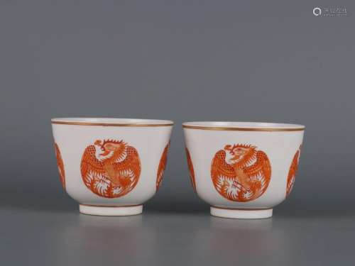 A pair of cups with alum red gilding and phoenix pattern