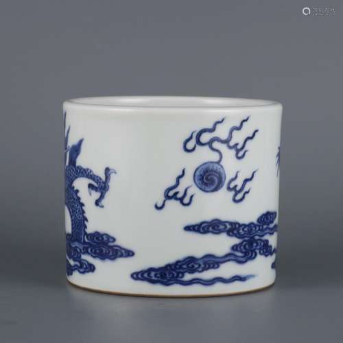 Blue and white cloud dragon pattern pen holder