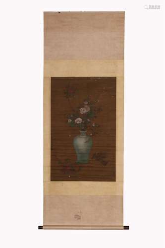 Hanging scroll of flowers and flowers on silk for Qianxuanqi...