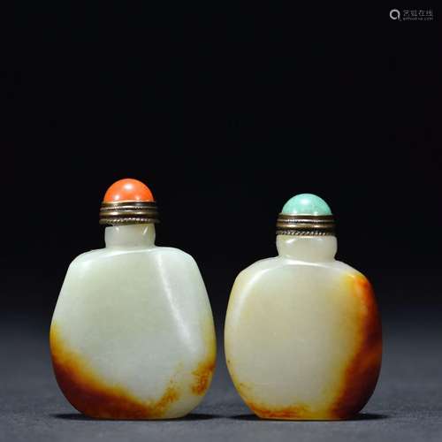 A pair of raw stone-carved snuff bottles made of Hetian jade