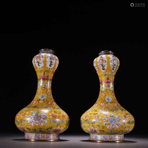 A pair of garlic vases with enamel flower patterns painted o...