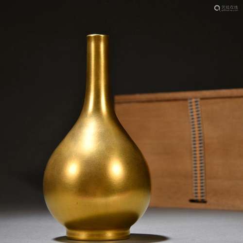 Porcelain-bodied gold-glazed vase with plain surface