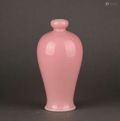 Chinese red glazed porcelain vase, 17th