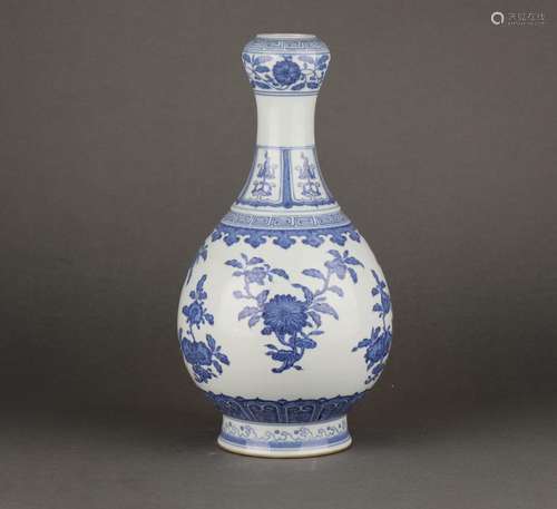 Chinese blue and white glazed porcelain vase, 19th