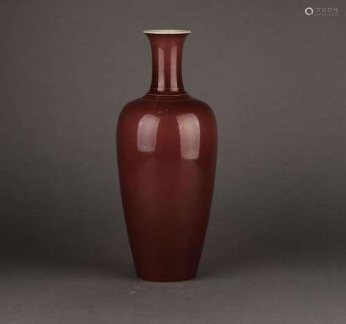 Chinese red glazed porcelain vase, 17th