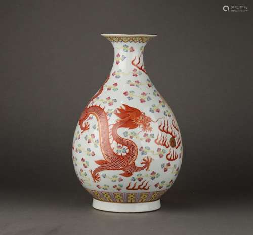 Chinese Fencai porcelain vase with dragon pattern, 19th