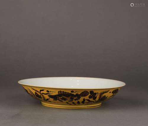 Chinese yellow glazed fish pattern porcelain plate, Ming Dyn...