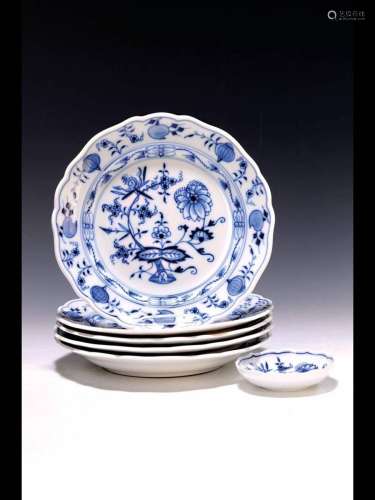 5 plates and a bowl, Meissen, around 1880-90, blue onion