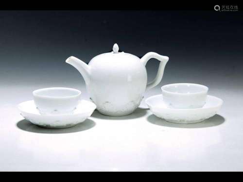 Early teapot with two cups with saucers, Meissen