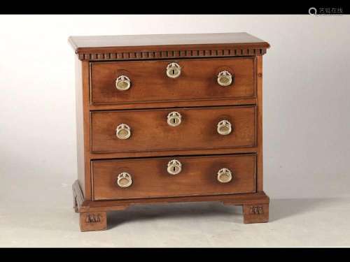 Louis Seize chest of drawers, around 1780/90, solid