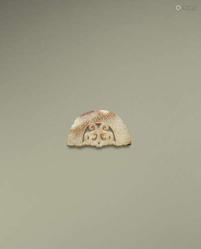 A WHITE AND RUSSET JADE ARC-SHAPED 'DRAGON' PLAQUE, ...