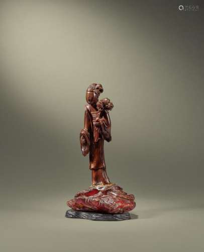 A VERY RARE CARVED AMBER FIGURE OF A STANDING LADY 18th/19th...