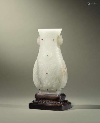 AN EXQUISITE INLAID WHITE JADE MUGHAL-STYLE HU-FORM VASE 18t...