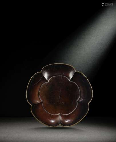 AN EXQUISITE BLACK LACQUER PRUNUS-SHAPED DISH Song Dynasty (...